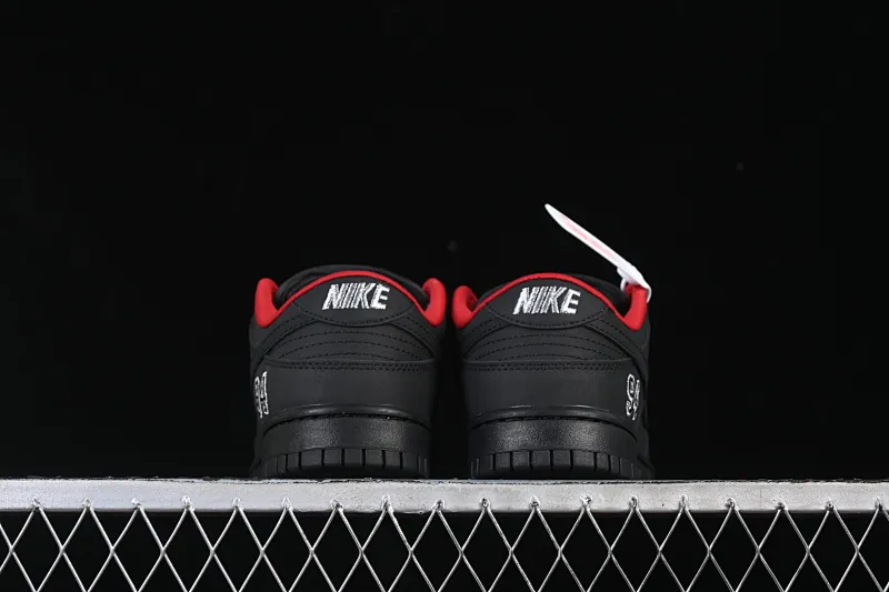 All Categories Nk SB Dunk Series Nk SB Dunk Low Low-top sneakers Supreme x Nike Dunk SB Dunk Low joint black low-top casual skateboard shoes HQ8487-001
